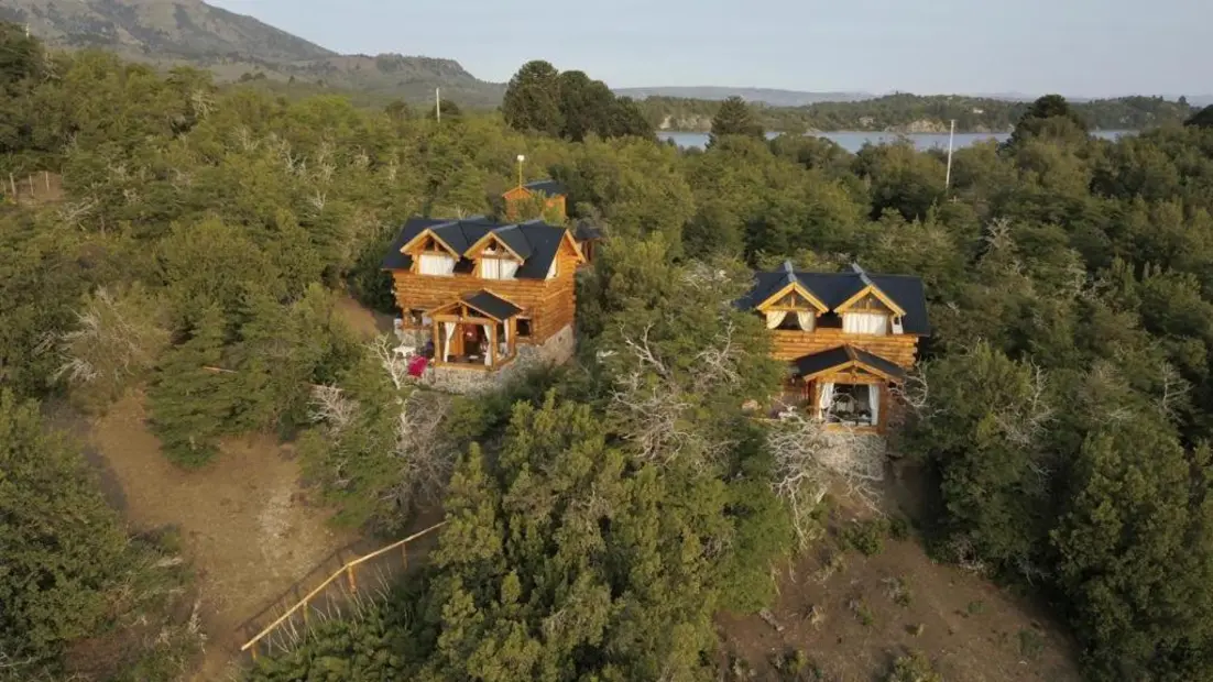 Vista aérea de las cabañas en el bosque nativo